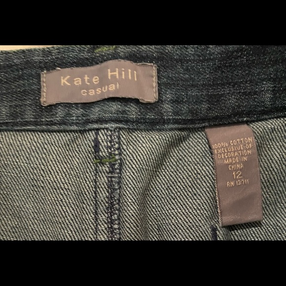 KATE HILL CASUAL DENIM JEAN SKIRT W/ FLORAL EMBROIDERY & FRAYED BOTTOM, SIZE 12 - Picture 2 of 5